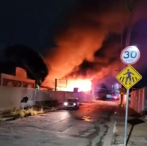 Imagens divulgadas nas redes sociais mostram a altura das chamas.