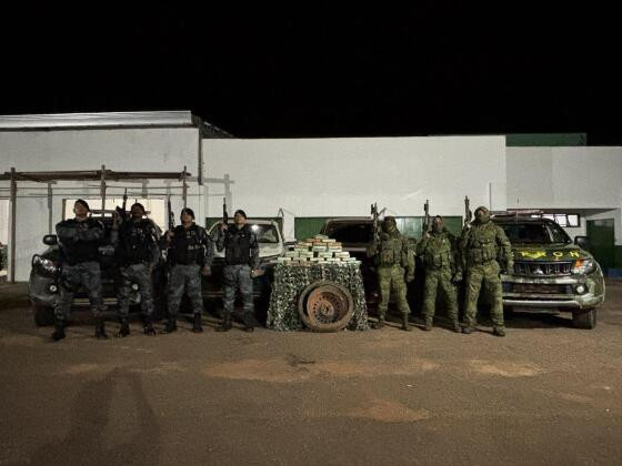 Nas buscas, os policiais localizaram 31 tabletes de pasta base de cocaína.