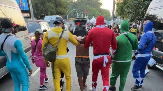 Na tarde de sábado (1º), os agentes — fantasiados de power rangers — prenderam um ladrão com celulares roubados.