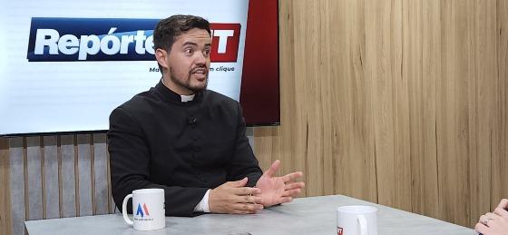 Padre Renan Cunha é sacerdote na Arquidiocese de Cuiabá e diretor da Rádio Bom Jesus FM.