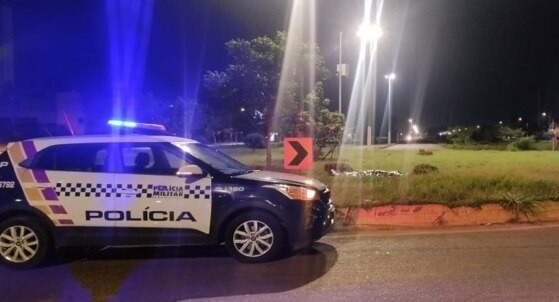 Com o choque, o motociclista caiu no canteiro central da via e morreu na hora.