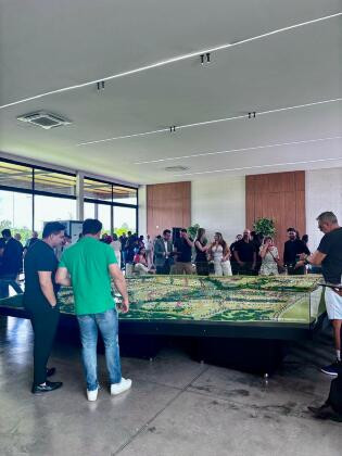 O condomínio Ginco Cidade Jardim contará com lotes a partir de 1.500m2 e uma extensa área verde. As áreas comuns contemplam 14 km de pista de caminhada, centro fitness de ponta, áreas gourmet, centro equestre para equitação