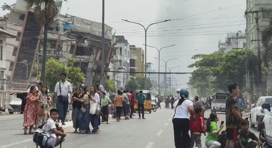 Edifícios destruídos em Mandalay, na região central de Mianmar, após terremoto nesta sexta-feira (28)