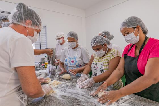 A ação busca capacitar as mulheres para a produção de pães, possibilitando tanto a geração de renda