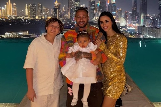 No vídeo publicado, Neymar aparece brincando com Mavie, ninando Helena e até em uma briga de balões de gás com Davi Lucca e Neymar Pai.