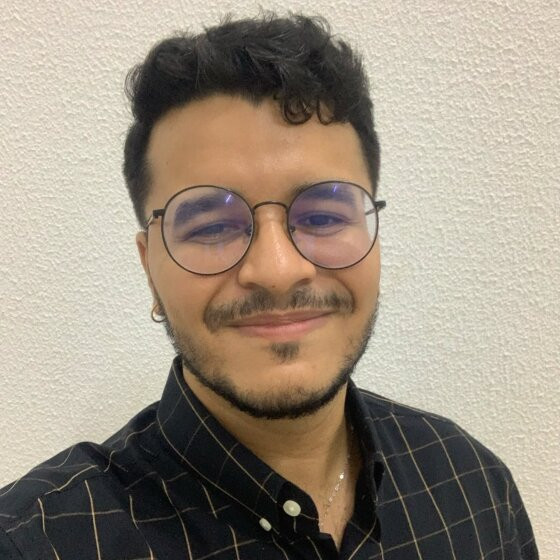 Raphael G. C. Alves é professor e psicólogo (CRP 18/04639) de crianças e adolescentes autistas e com outras neurodivergências.