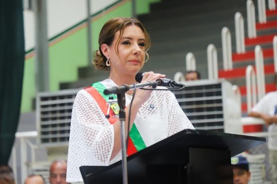 Prefeita assina processo contra Câmara Municipal de VG.