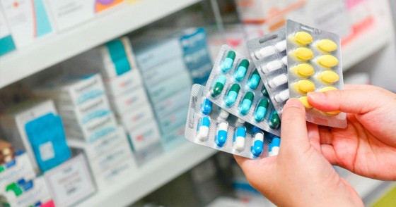 Pelas regras, farmacêuticas poderão aplicar reajustes até o teto que for estabelecido pela CMED, nunca acima. 