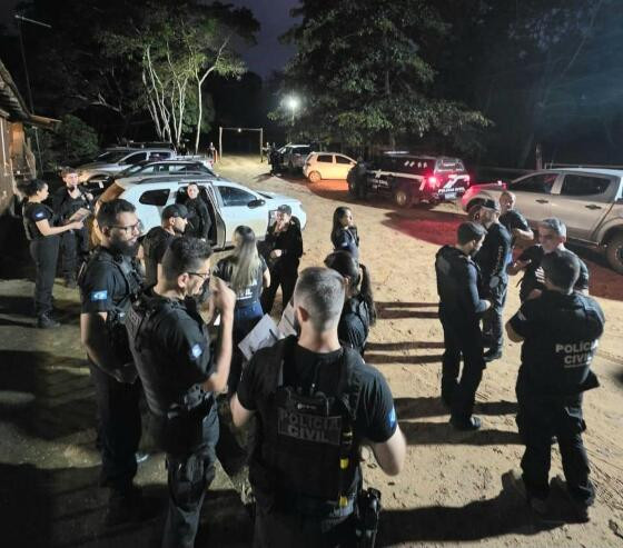 Foram cumpridos 13 mandados de busca e apreensão domiciliar.