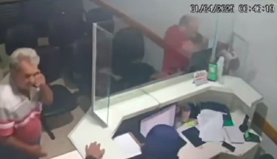 Fora de controle, ele destruiu recepção de hospital.