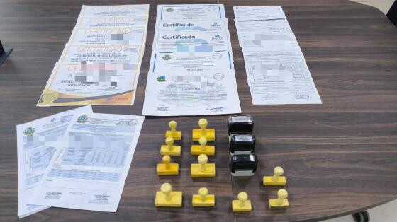 Para realizar a venda desses certificados, o acusado contava com o auxílio de uma mulher