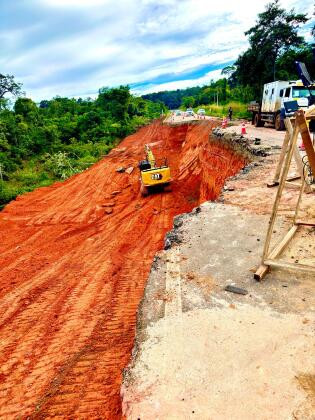 Com o fechamento da rodovia, o fluxo de veículos foi desviado para a MT-473, na Serra de Nova Lacerda, que está passando por obras de asfaltamento pelo Governo do Estado. 