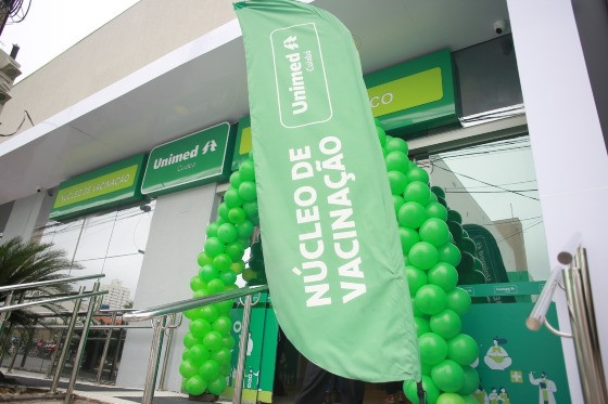 A doença é uma inflamação dos nervos da pele, causada pelo vírus varicela-zoster, o mesmo causador da catapora.