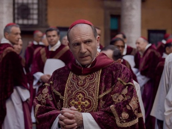 A produção conta com Ralph Fiennes como protagonista, Isabella Rossellini, Stanley Tucci, John Lithgow e Carlos Diehz.