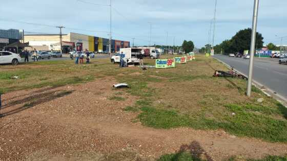 Corolla atravessou canteiro.