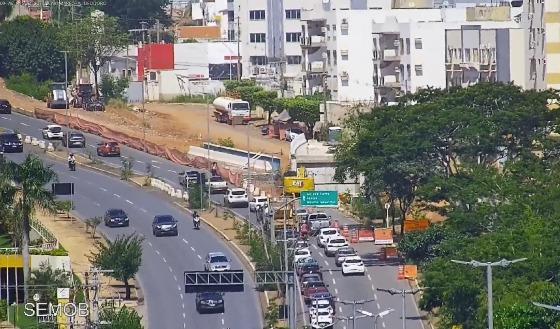 A primeira interdição é em frente à loja Todimo Home Center e a segunda é próximo ao viaduto da Miguel Sutil.