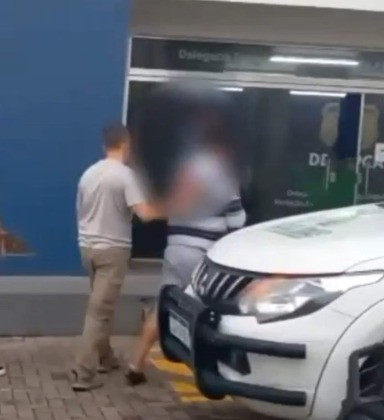 A mãe relatou que no dia 14 de março, a criança chegou em casa chorando.