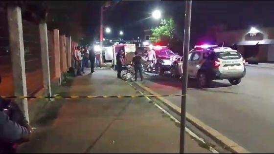 Quando a polícia chegou ao local, avistaram a vítima caída ao solo com um ferimento por tiro.
