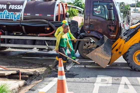 Para executar os trabalhos, a equipe conta com o apoio de um caminhão hidrojato, conhecido popularmente como “tatuzão”.
