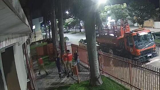 Após o salvamento, a equipe acalmou os familiares da vítima e os instruiu sobre como agir em situações de emergência.