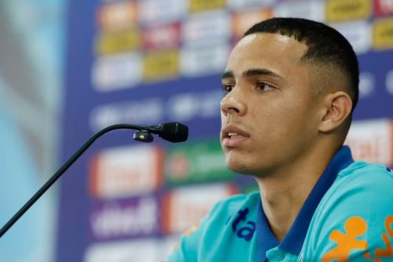 Atualmente no Monaco, da França, Vanderson iniciou sua trajetória no futebol no time sub-17 do Americana-SP, mas ganhou projeção no Grêmio.