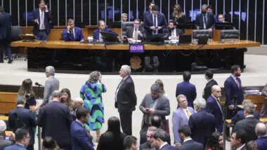 Deputados ignoraram pressão do STF e votaram para sustar ação penal contra o deputado Ramagem e o ex-presidente Bolsonaro