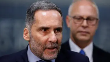 Governo Lula descarta classificar PCC e CV como terroristas em reunião com enviado de Trump