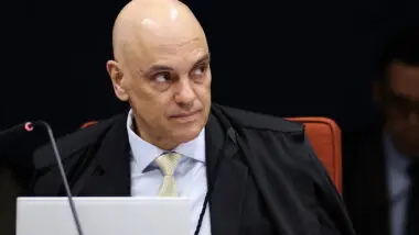 Moraes abre inquérito contra Eduardo e manda PF interrogar Bolsonaro