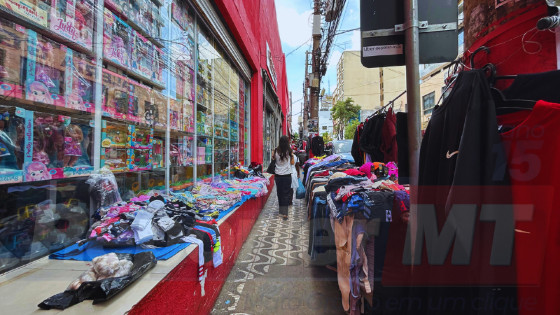 Calçadas são usadas por vendedores ambulantes na região central de Cuiabá.