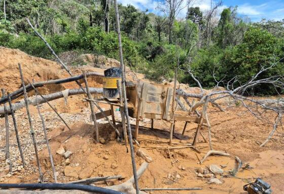 Em verificação no empreendimento, também foi constatado grande degradação da área e motores estacionários realizando a extração de minérios