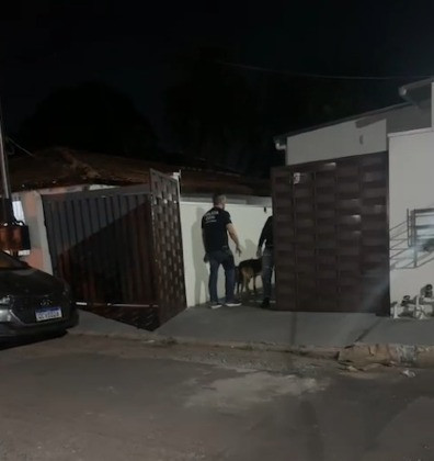 A Polícia Militar foi acionada por vizinhos, que disseram ter ouvidos tiros vindos da casa.