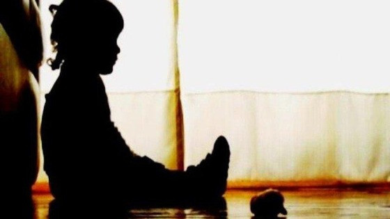 Menina de três anos estava na praça com a mãe