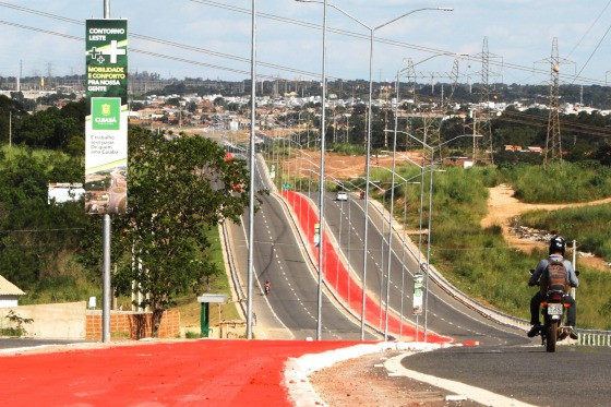 Avenida foi entregue pelo ex-prefeito Emanuel Pinheiro, mesmo sem estar concluída.