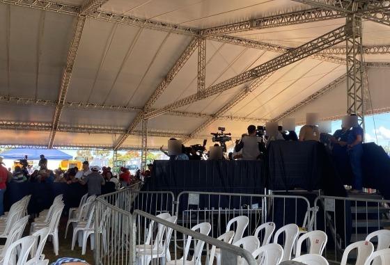 A prática impede o acesso dos repórteres aos políticos presentes e que de fato cubram a pauta.