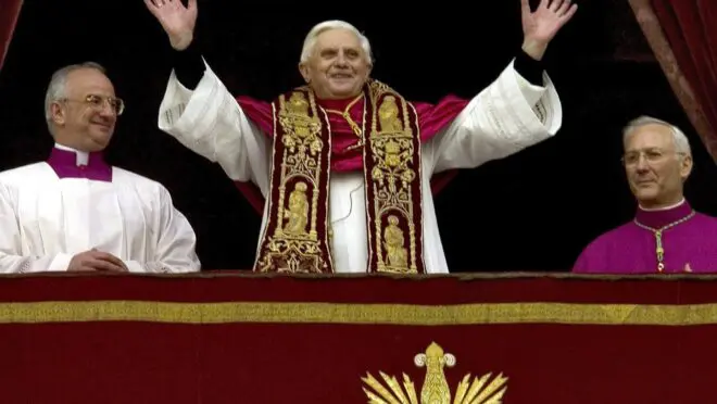Papa Bento XVI, logo após ser escolhido como novo papa.