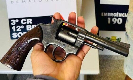 Arma foi encontrada em mochila de aluna de 8 anos.