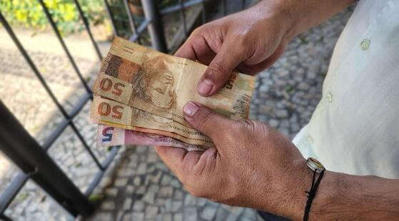 O estado ocupa a 7ª posição entre os maiores rendimentos médios mensais domiciliares per capita, com R$ 2.235