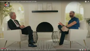 O deputado federal Eduardo Bolsonaro participa de podcast do psicólogo canadense Jordan Peterson
