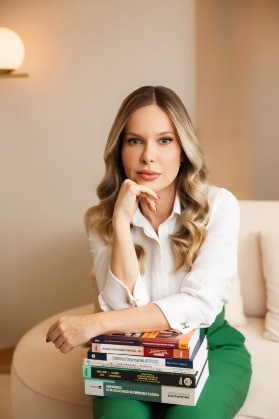 Lorena Larranhagas é advogada, ex-assessora jurídica e docente, atualmente é sócia na Valorize Administração Judicial e no escritório Lorena Larranhagas Advocacia Empresarial. 