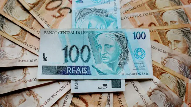 Cédulas em reais representando o pagamento do Imposto de Renda.