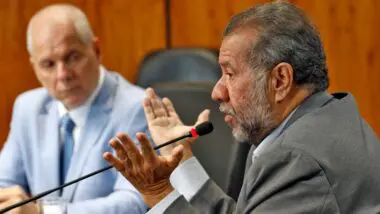 O ex-ministro da Previdência, Carlos Lupi, e ao fundo o ex-presidente do INSS, Alessandro Stefanutto: em 2023 e 2024, descontos de aposentados e pensionistas se multiplicaram.