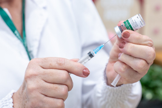 A vacina contra a Influenza é gratuita e destinada apenas ao grupo prioritário conforme definido pelo Ministério da Saúde. 