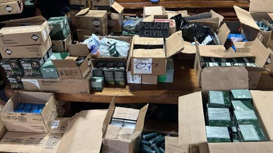 Foram apreendidas armas de fogo e dezenas de caixas de munições de diferentes calibres