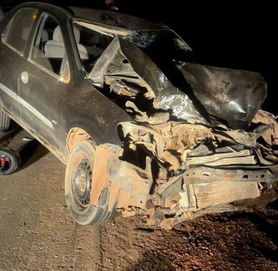 A frente do carro ficou destruída com o impacto do acidente.