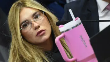 Virginia na CPI das Bets (com um copo da marca que costuma divulgar): oportunidade para ficar ainda mais conhecida e vender produtos