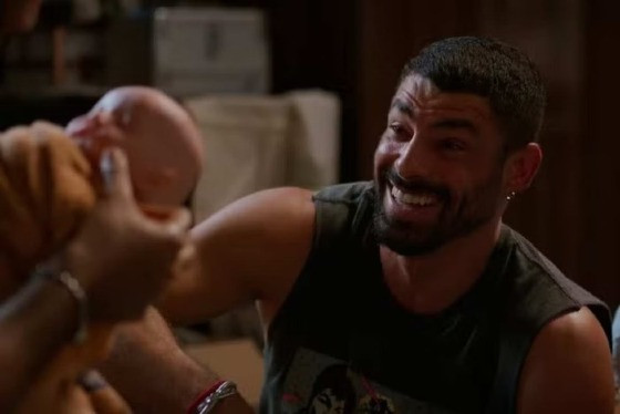 Em determinado momento da cena, os trambiqueiros fazem o “parto” de um dos bonecos que está envolto em uma espécie de “placenta”. 