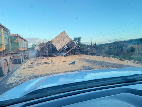 Com o impacto da batida, a vítima ficou presa às ferragens e morreu no local