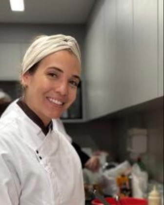 Chef Anna Pinho Lock é especialista em cozinha brasileira e autoral, com foco na valorização de ingredientes e na criação de experiências gastronômicas com identidade.