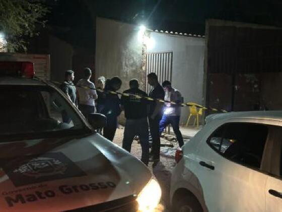 A vítima foi achada morta no portão da quitinete onde morava