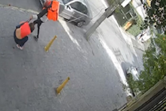 A vítima resistiu e lutou com o bandido, mas ele conseguiu levar a bolsa dela e fugiu de moto.